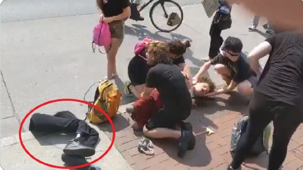 手無寸鐵竟被噴胡椒水 殘障者痛苦倒地...警察還拔走義肢