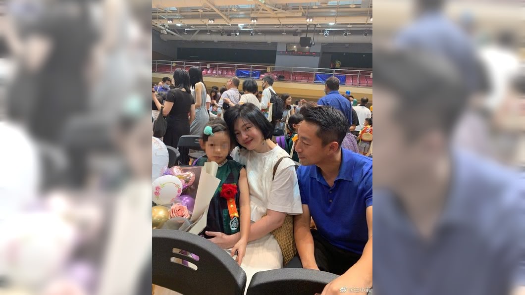 汪小菲曬出夫妻一起參加女兒汪希玥幼兒園畢業典禮的合照。(圖/翻攝自汪小菲微博)