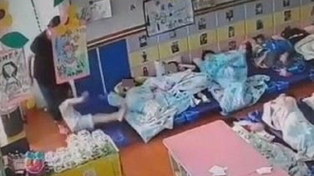 幼兒園女童遭扯髮拽倒 女師扯謊「幫她卸下髮飾」被打臉