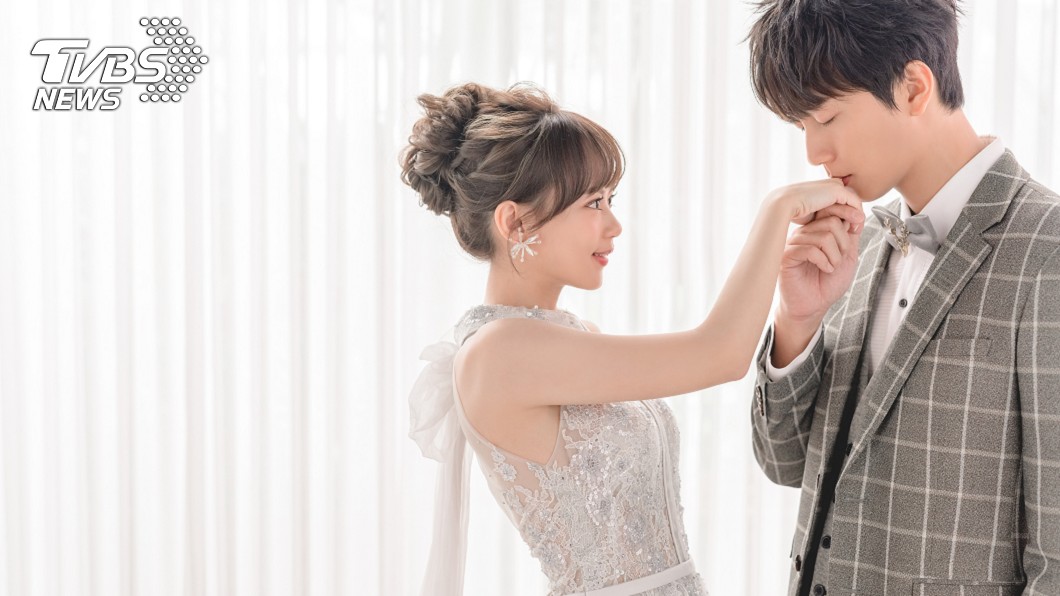 恭喜!愛情長跑13年今公證 男星摟妻甜喊「未來交給我!」
