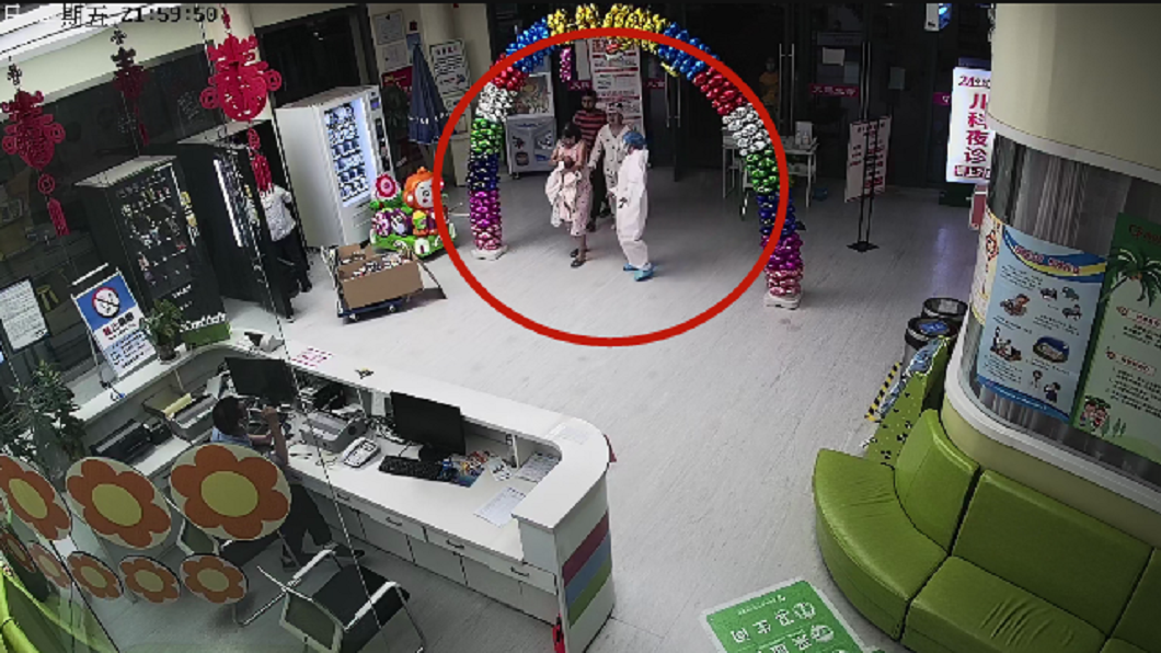 最美天使!嬰兒嗆奶窒息 護理師「人工吸痰」吞下救回
