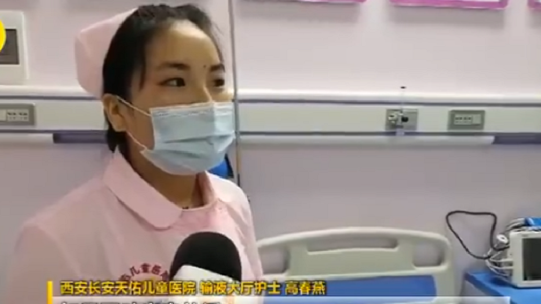 護理師高春燕見當時情況危急,直接對孩子人工吸痰,順利救回一命。(圖/翻攝自西部網)