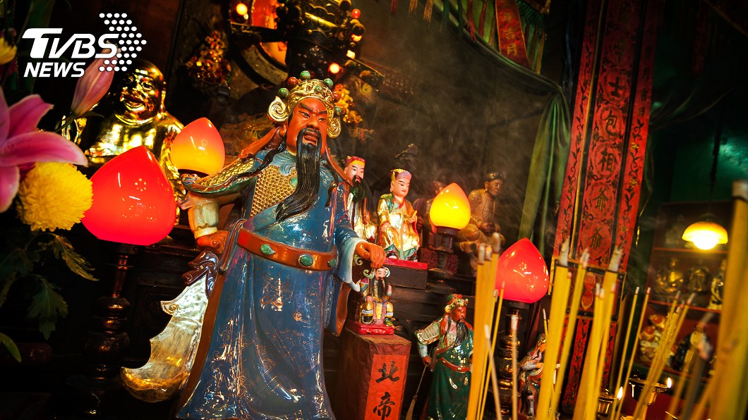 租店面發現關公神像!他拜半年出事 找師父一看:完了