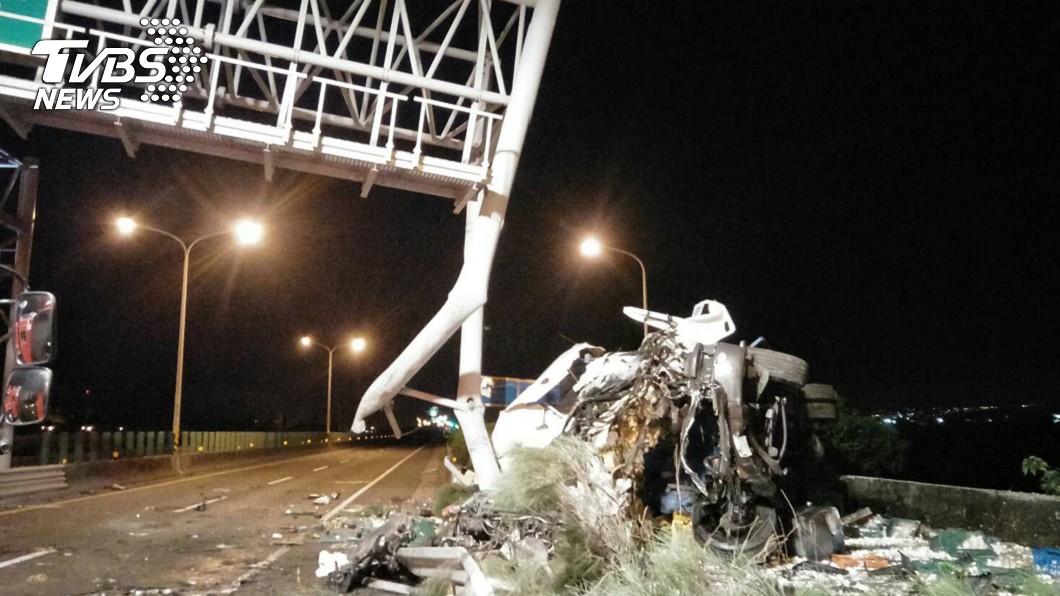 台61線大貨車撞護欄起火燃燒 2人送醫後不治