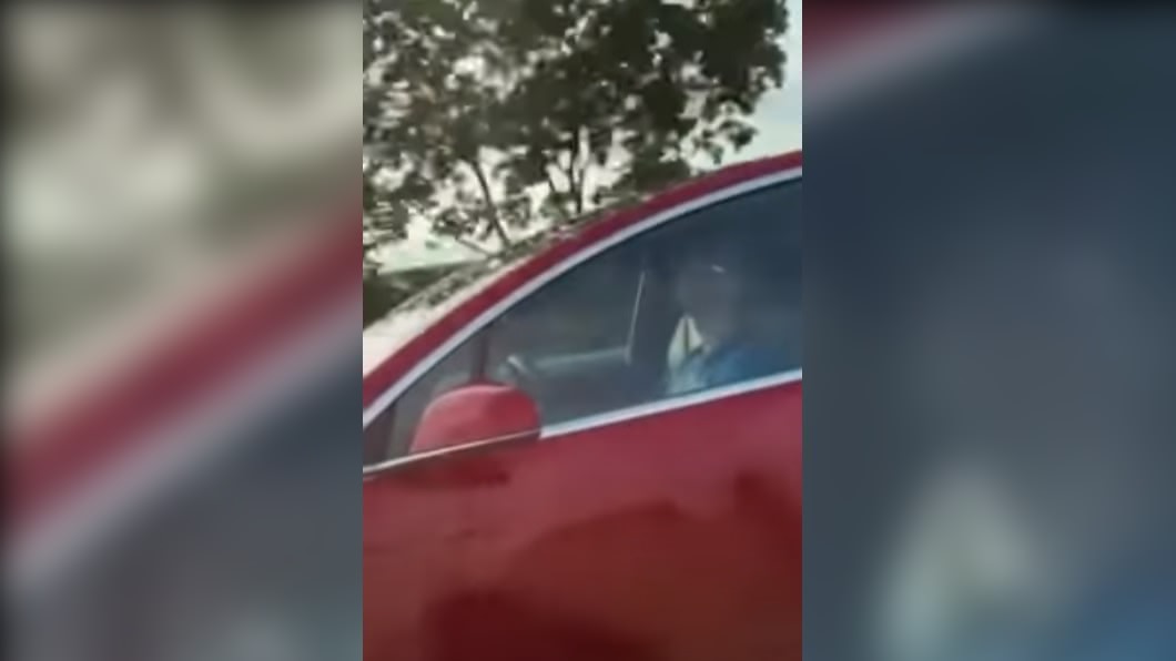 罔顧安全！啟動輔駕就「安眠」　駕駛高速公路仰天狂睡