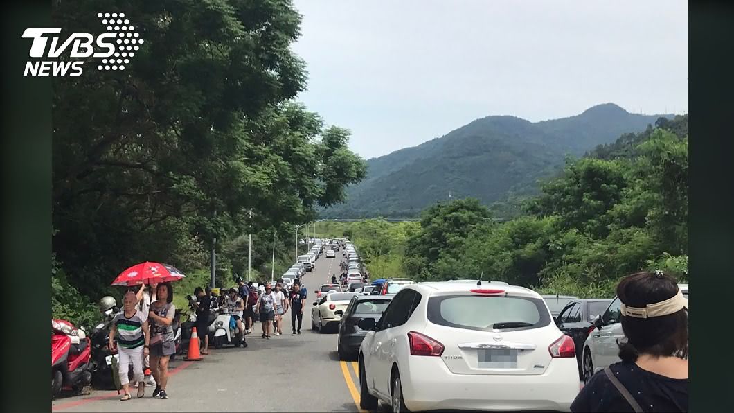 花蓮天氣炎熱遊客瘋戲水 停車亂象惹民怨