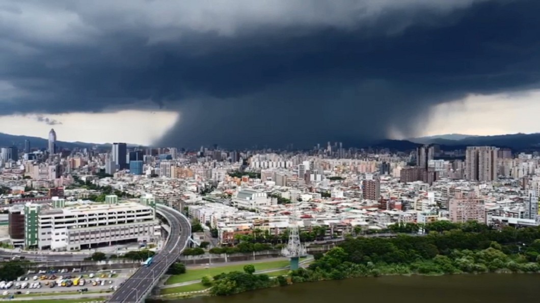 「雨瀑」制霸上空!電光雷閃夾雜 新北末日般畫面駭人