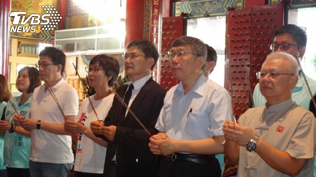 偕吳益政高雄武廟參拜　柯P讚補選最佳參選人