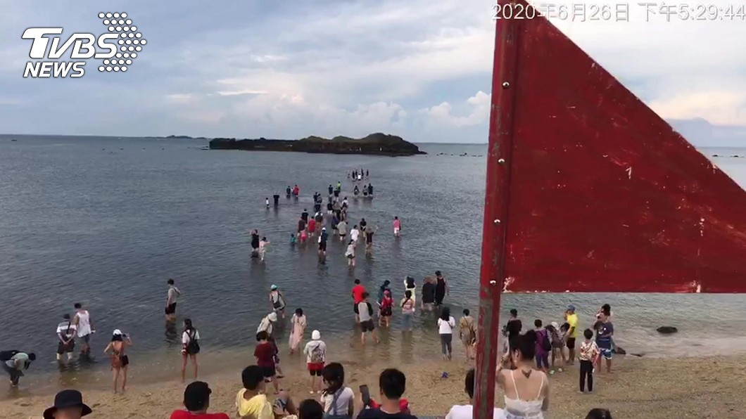 澎湖「摩西分海」漲潮升紅旗 300遊客憨膽賭命硬闖