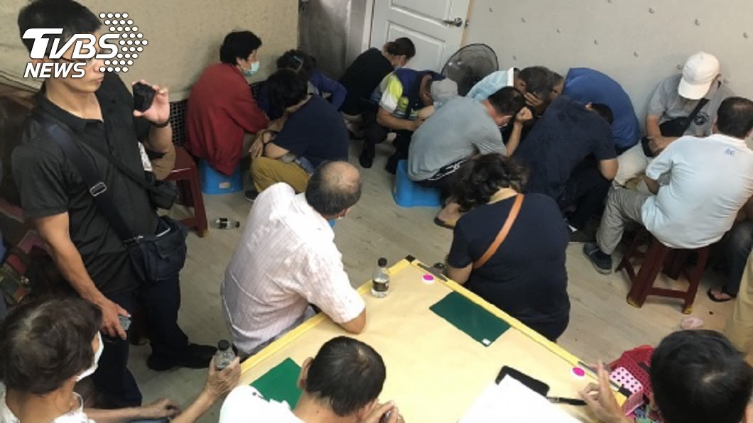 職業賭場隱身台南鬧區民宅 警逮50人送辦
