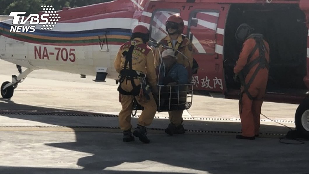 男攀郡大山滑落邊坡摔傷頭 空勤直升機救下山
