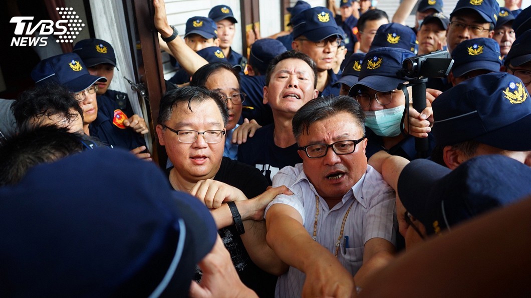 藍占據立院議場逾12小時 林為洲:可能超過3天3夜