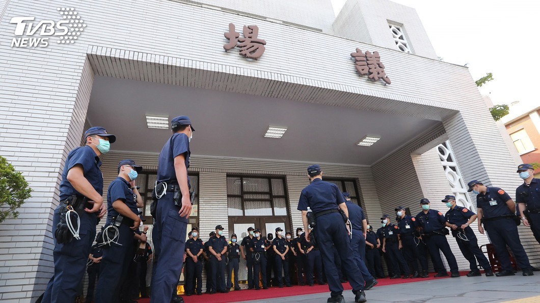 立法院外爆衝突 藍營支持者拆拒馬與警推擠