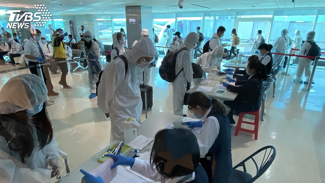 波蘭航空載116人返台隔離期滿　學生寫手卡致謝