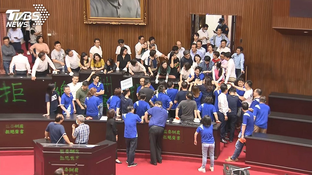 綠委人海戰術搶回主席台　結束藍委20小時占據行動