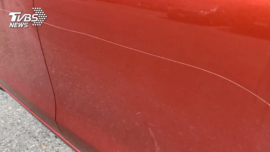 無奈！收假牽車　引擎蓋遭石頭刮花打叉
