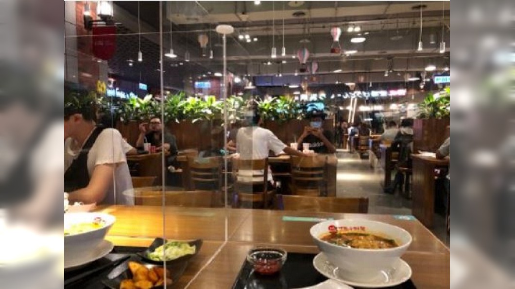設隔板防飛沫傳播 日專家:高度得比頭高