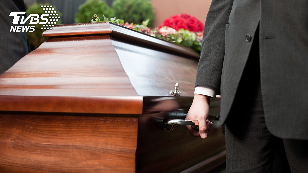 瞻仰遺容誤踩1禁忌!大媽「肩膀被做記號」師父一看…完了