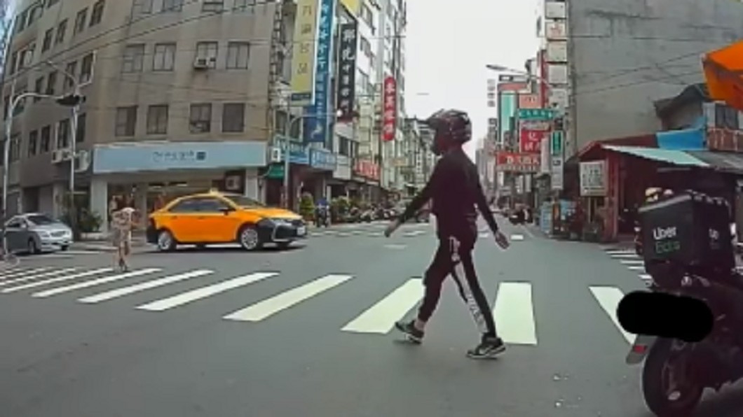 外送員急切停紅線…下秒「1舉動」獲萬人讚:最帥的違規