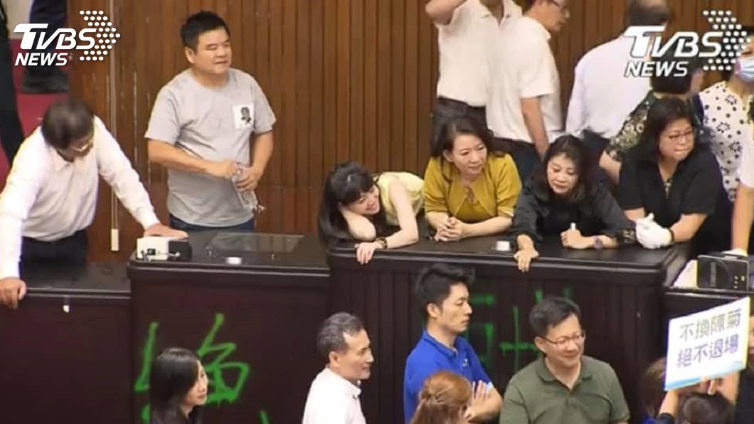 漏網鏡頭集合! 賴品妤吐舌翻白眼 高嘉瑜議場前高歌