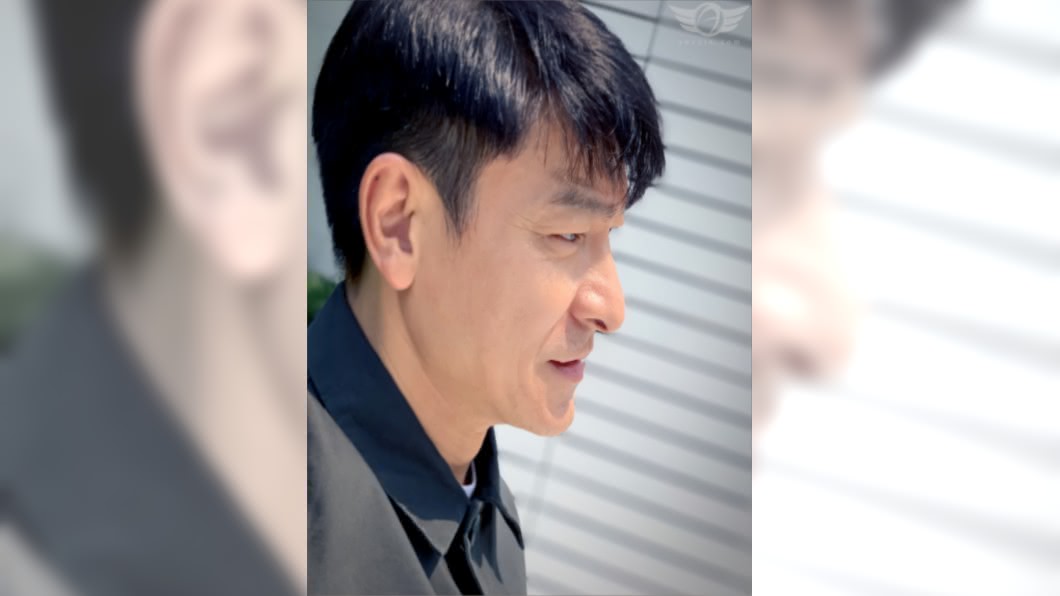 劉德華已修圖的照片明顯經過美肌。(圖/翻攝自「華仔天地」網站)