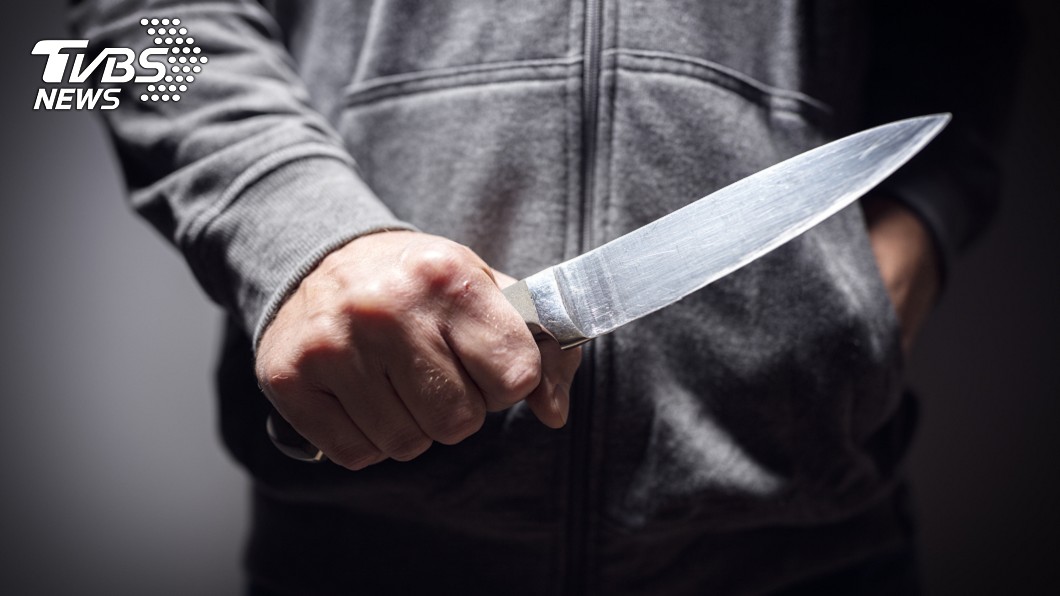 吃飯爆口角!兒遭父當街持刀狂捅「噴血倒地身亡」