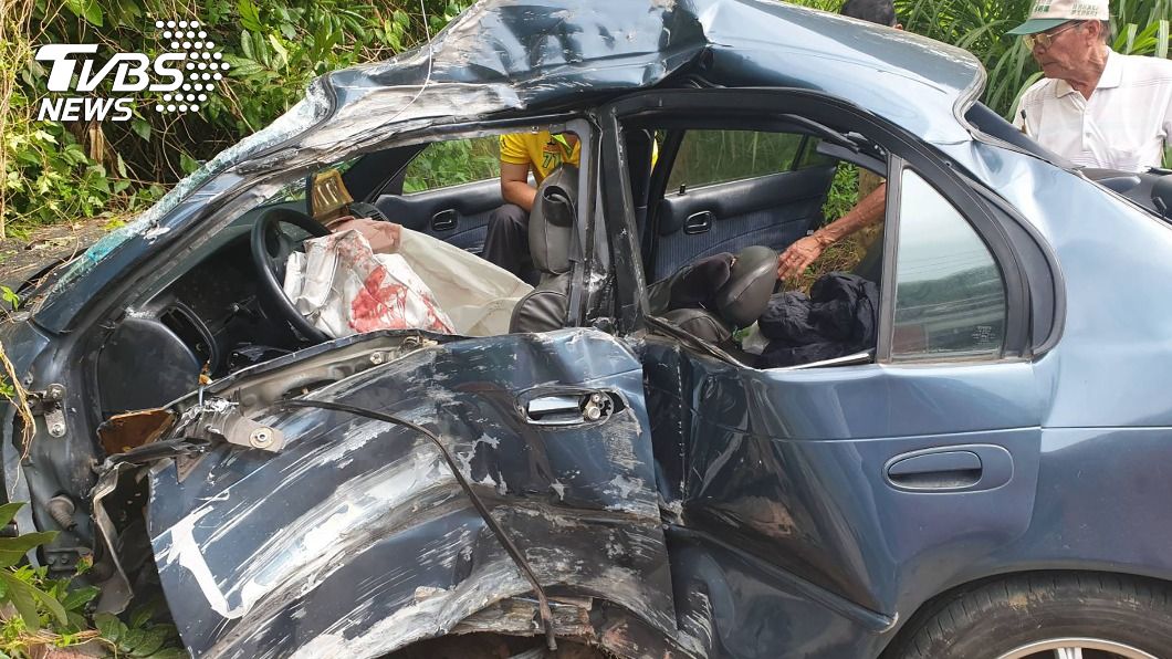 嘉義大華公路自撞民宅車禍 一家3口1死2傷