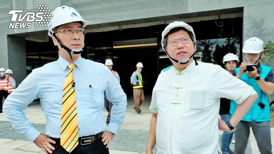 內政部長徐國勇(左)與桃園市長鄭文燦(右)