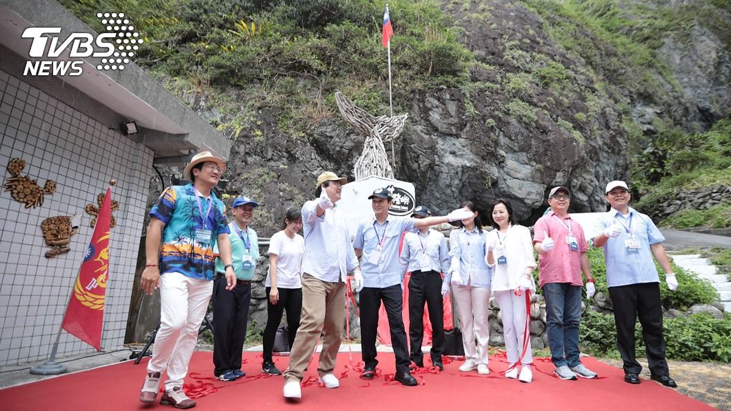 基隆市長林右昌(前左2)等人登島,為新設的打卡景點藝術品「鯨魚尾」揭幕。(圖/基隆市政府提供)