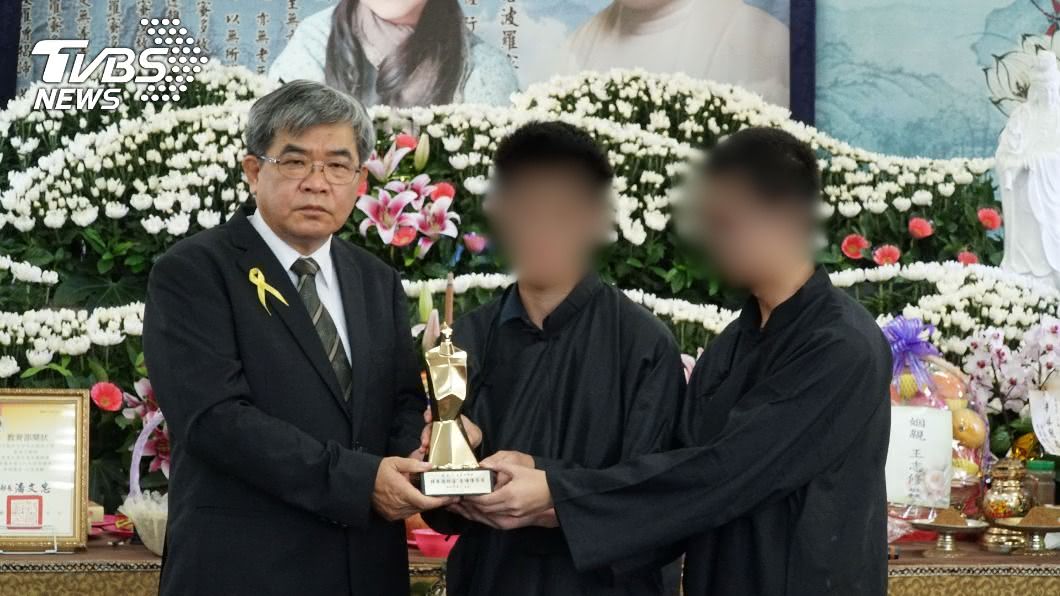 教育部政務次長蔡清華(左)到場致祭,並頒發教育界最高榮譽「師鐸獎」。(圖/新竹縣政府提供)