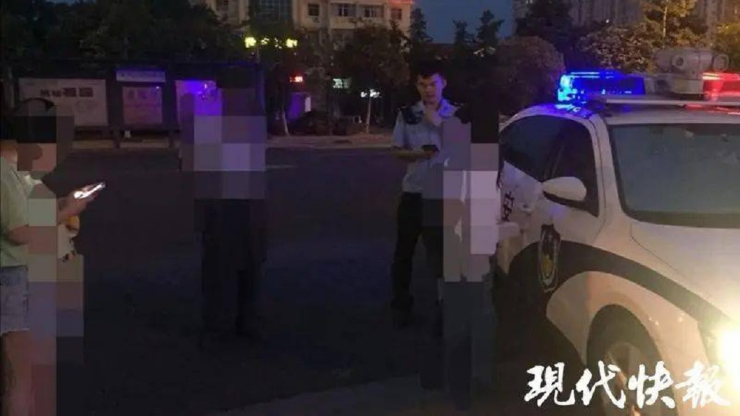 男子無助地打給警方求援。（圖／翻攝自搜狐新聞）