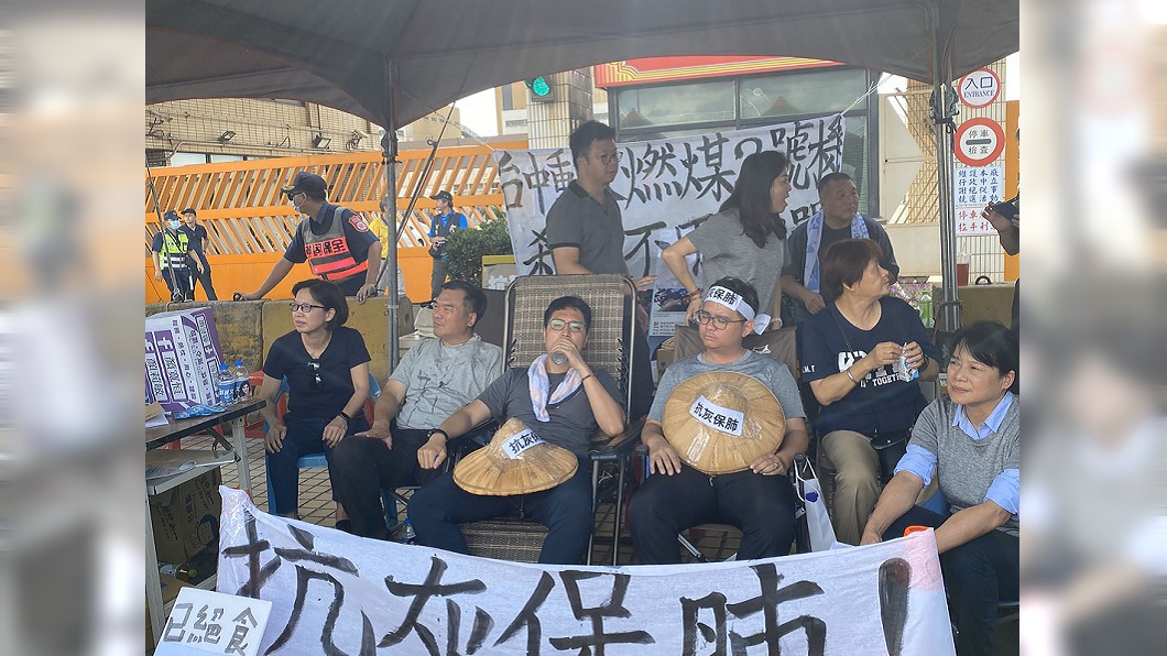 抗議中火2號機重啟 議員絕食48小時強制送醫