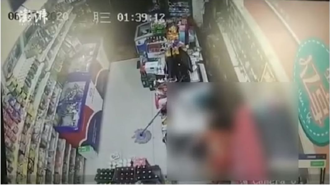大連1名男子持刀企圖搶劫超商,結果反遭店員持酒瓶砸頭打暈。(圖/翻攝自YouTube)