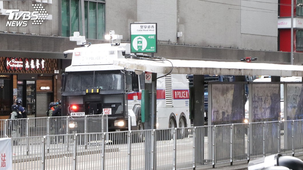港區國安法生效 警方水砲車驅散七一遊行示威者
