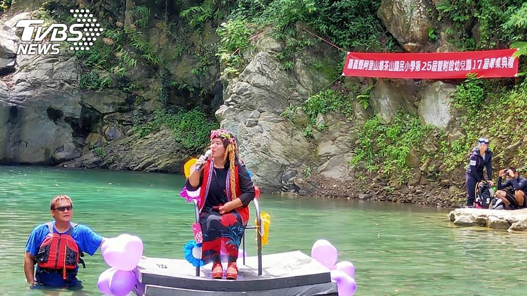 茶山國小辦「水上畢典」 歡送全校唯一畢業生