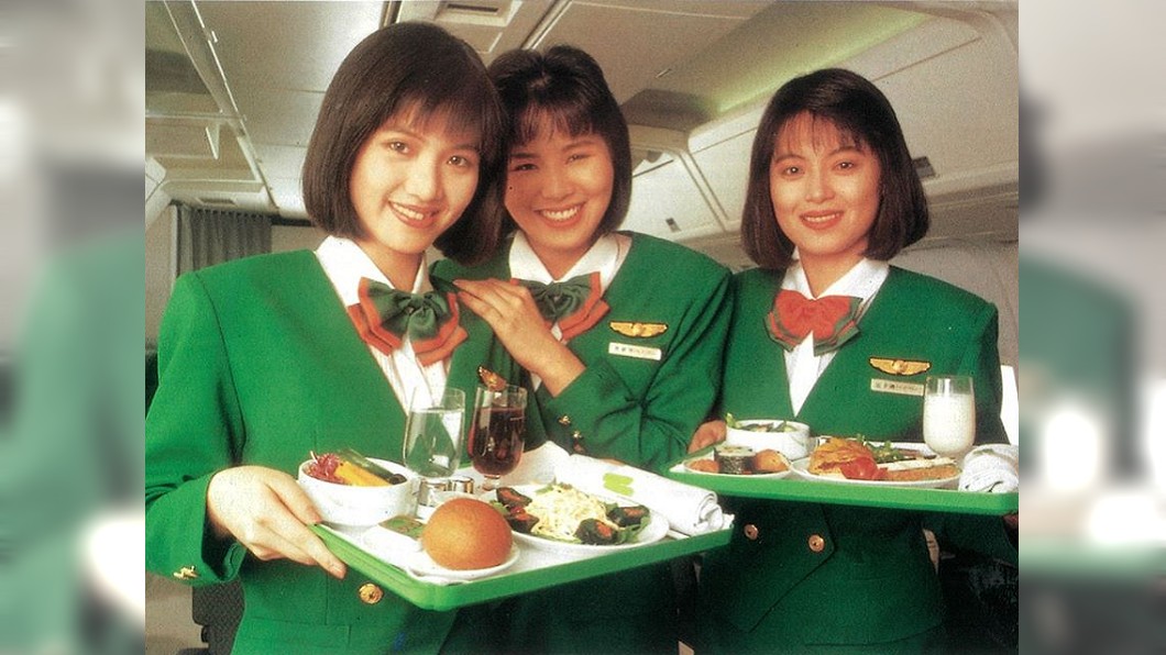 長榮航空日前分享第一代空姐照片,勾起許多資深網友的回憶。(圖/翻攝自臉書粉絲團專頁「EVA Airways Corp. 長榮航空」)