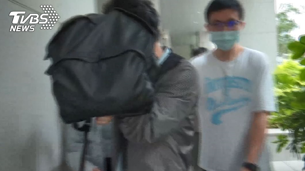 李宗哲面對媒體提問拿背包遮臉。(圖/TVBS)