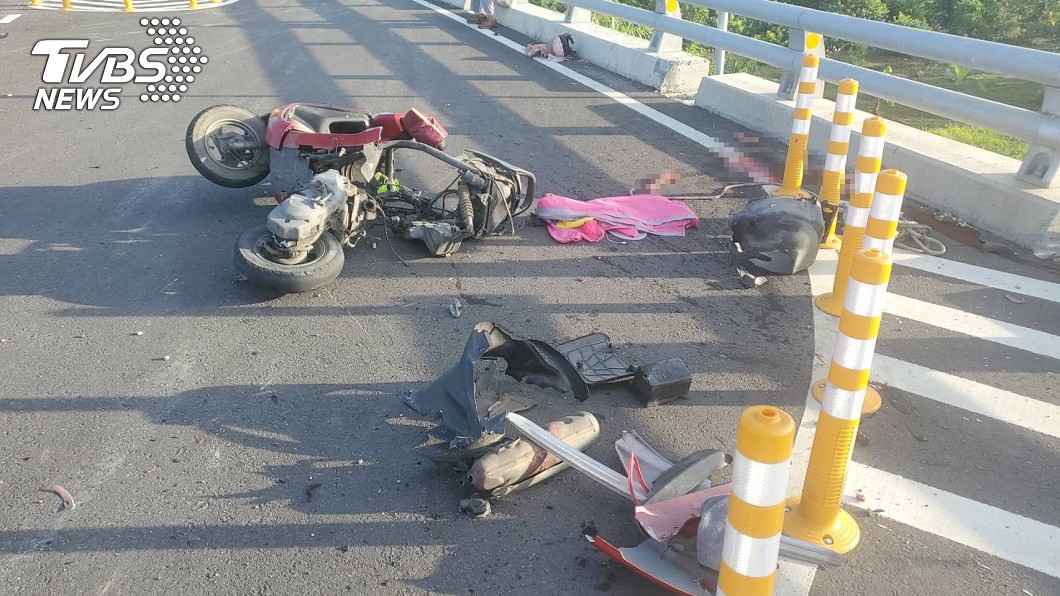 女騎士南王路橋口遭撞噴飛　倒臥血泊無心跳搶救中