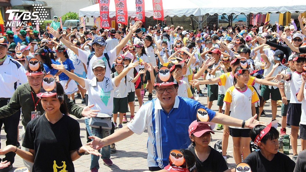 全中運聖火鵝鑾鼻燈塔點燃　潘孟安領軍熱鬧踩街
