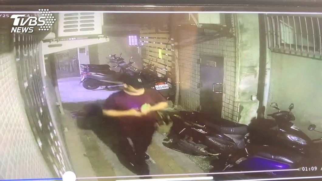 你是誰!男半夜闖公寓 撞見返家住戶奔逃