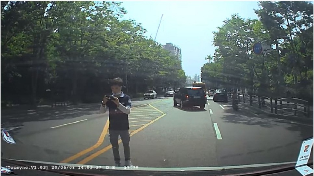 南韓日前發生一起救護車與計程車擦撞意外。(圖/翻攝自YouTube)