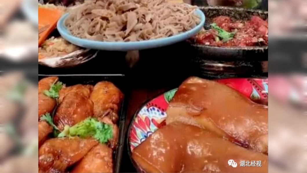 吃播主天天大魚大肉吸人氣。(圖/翻攝自湖北經視微博)