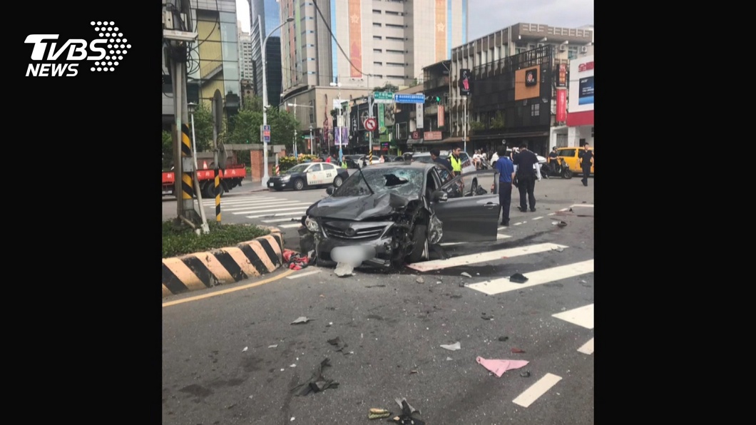 7旬嬤開車暴衝!留美生返台躲疫情遭撞死…親弟目賭崩潰