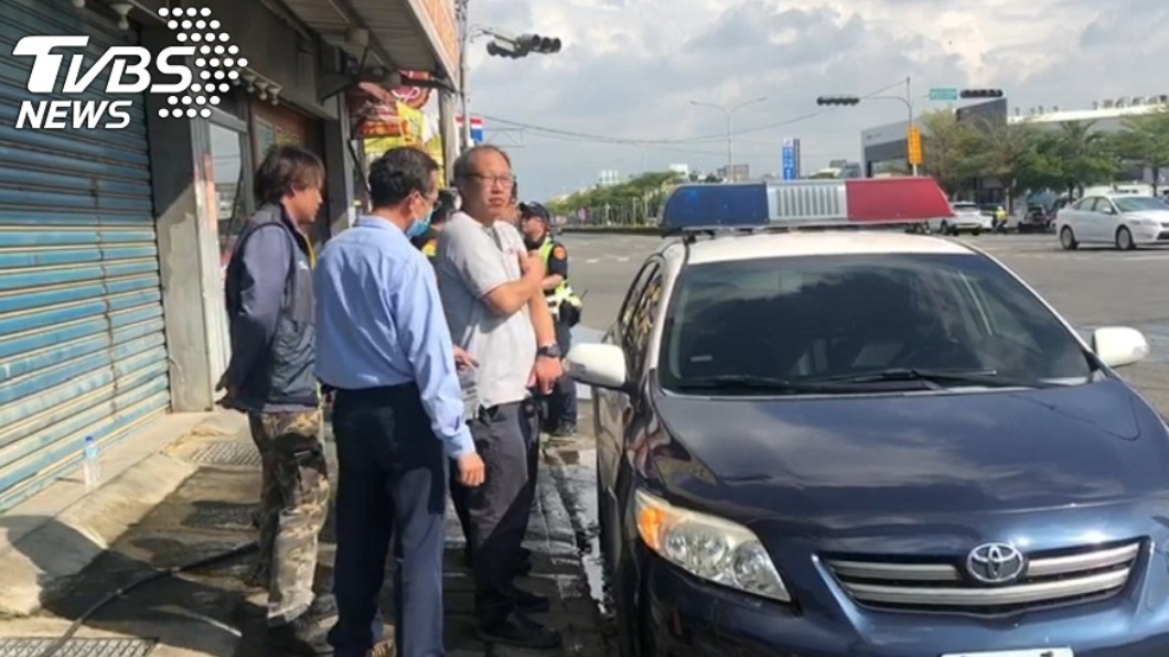 警方詢問氣體槽車駕駛。(圖/TVBS)