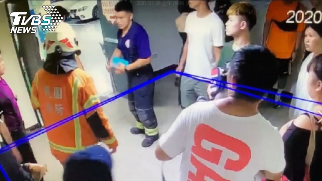11人受困於電梯內。(圖/TVBS)
