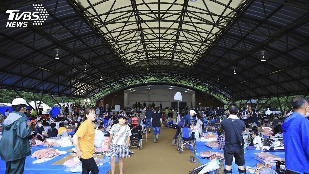 日本熊本豪雨成災 避難所民眾確保社交距離防疫