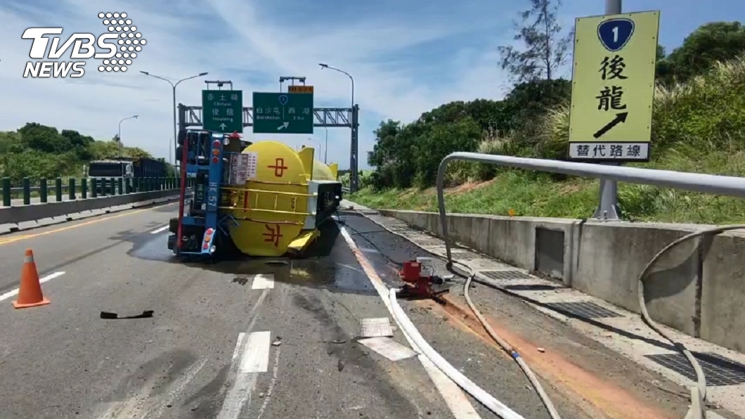 西濱化學槽車翻覆 鹽酸外洩消防急灑水戒護