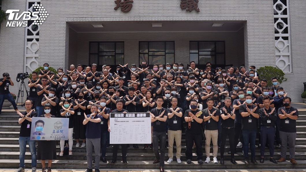 逾百藍委助理穿黑衣 立院議場前抗議遭抹黑