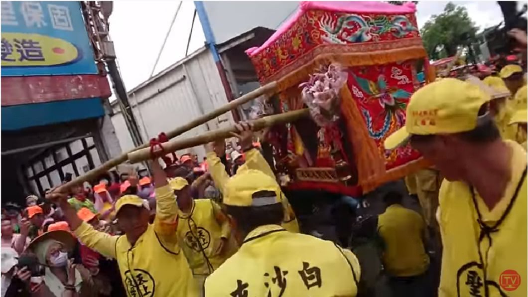 白沙屯媽祖為女童停下賜福,最後完成「稜轎腳」的儀式。(圖/「白沙屯媽祖網路電視台」授權提供)