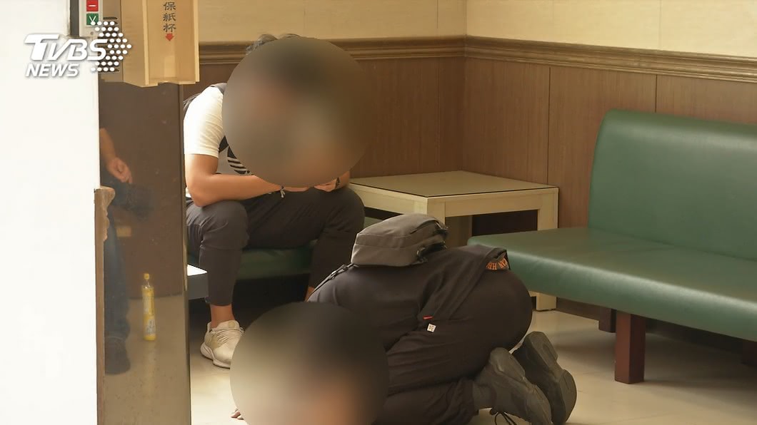 肇事駕駛的兒子向死者家屬下跪道歉。(圖/TVBS)